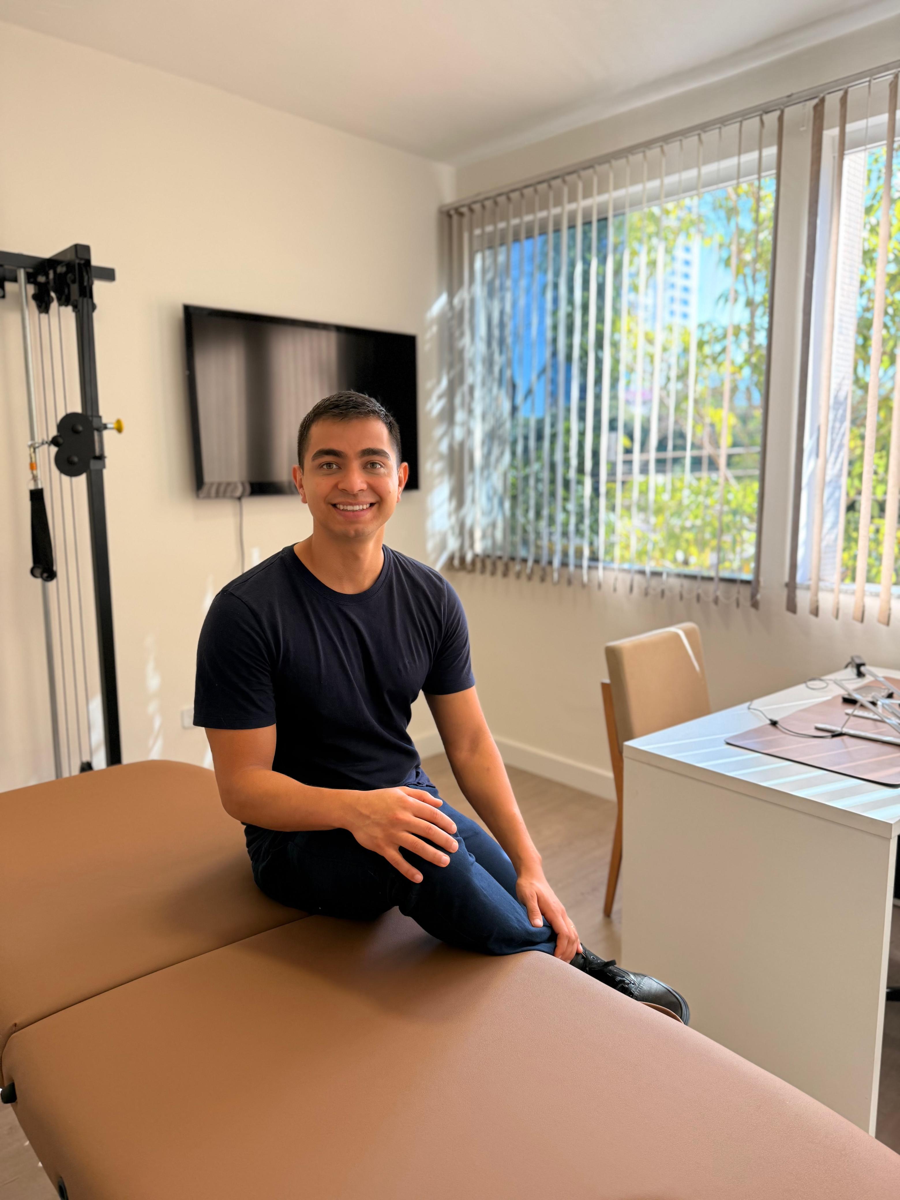 Fabrício Yatsuda em seu consultório de fisioterapia neurológica em Maringá