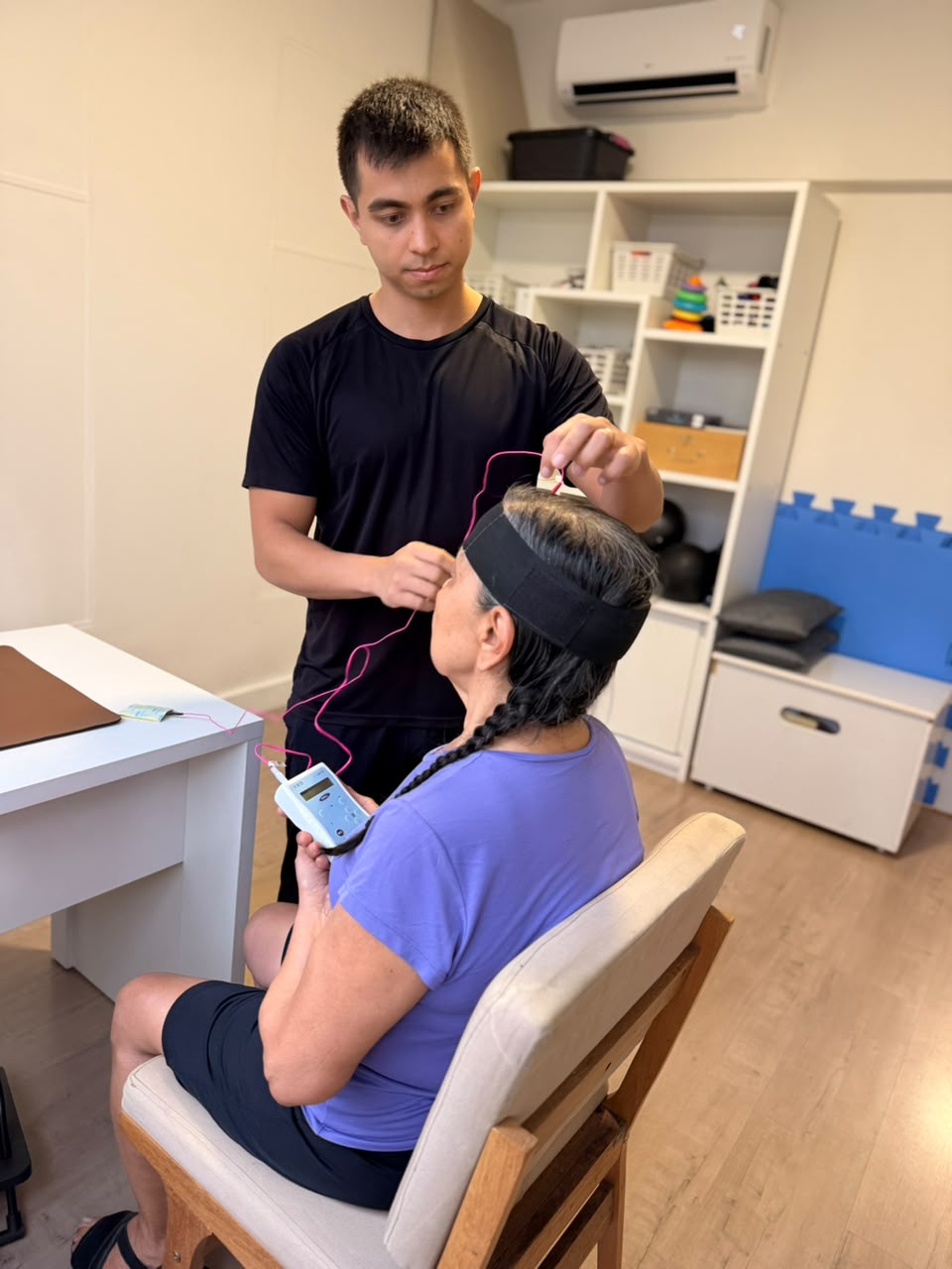 Fabrício aplicando técnica de reabilitação com cilindro terapêutico em membro superior